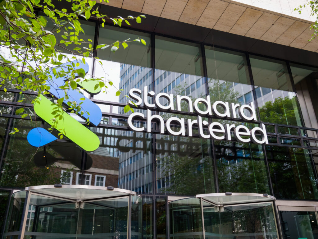 StanChart to Cut Over 7,000 Jobs, Boost AI to Replace ‘Lower-Value Human Capital’